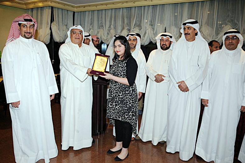 تكريم احدى الفائزات