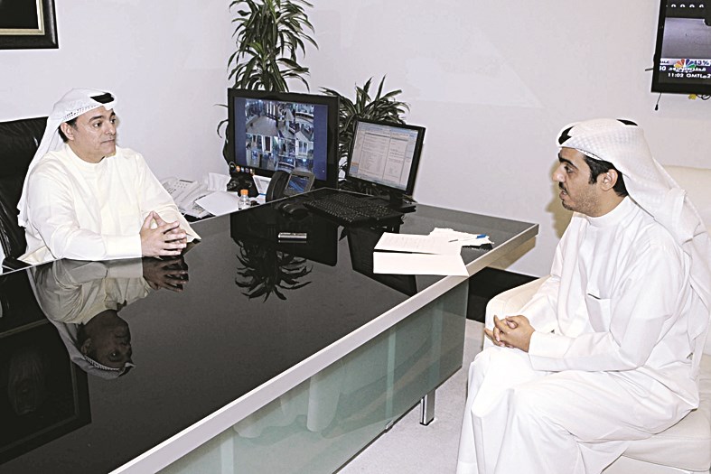 المضف متحدثاً مع الزميل محمد صباح