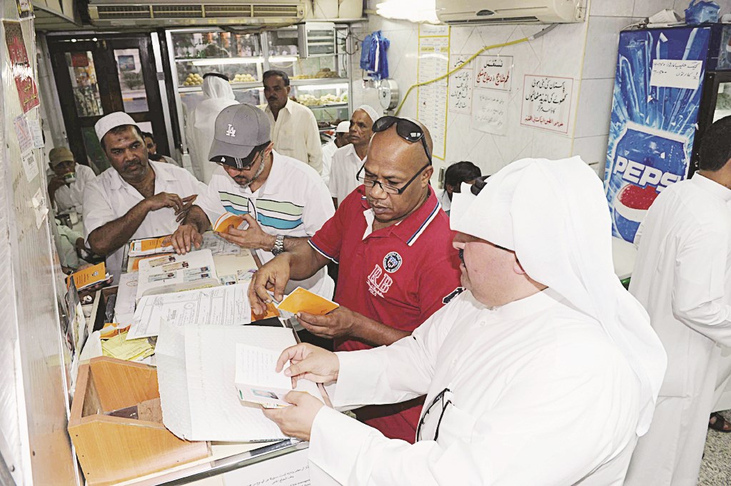 التدقيق في الشهادات الصحية والتراخيص