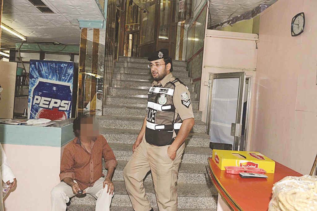 ضبط أحد المخالفين لقانون الإقامة بعد فراره