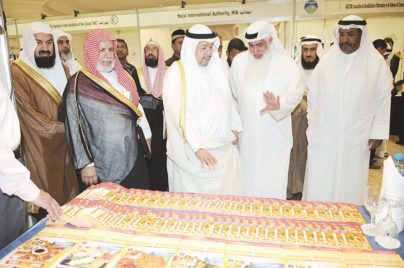 اطلاع على معروضات صناعة الحلال (تصوير كرم ذياب)