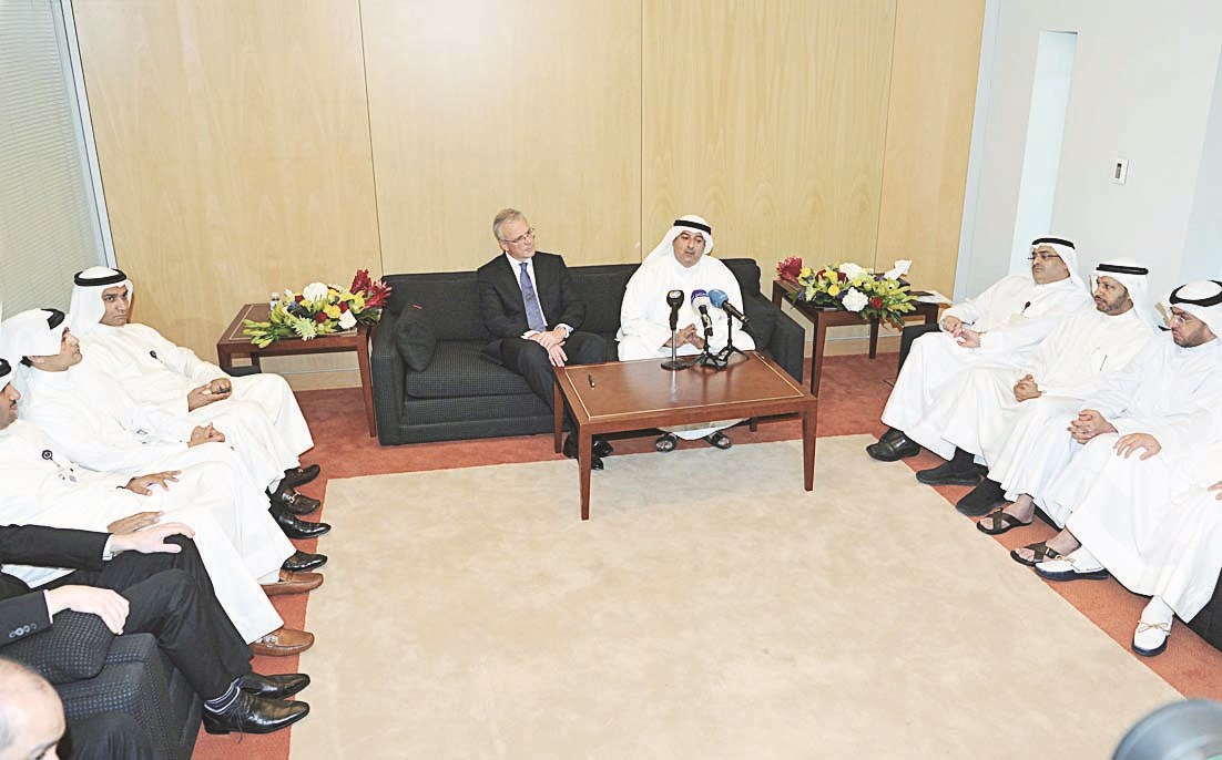 الجانبان خلال توقيع العقد (تصوير سعد هنداوي)