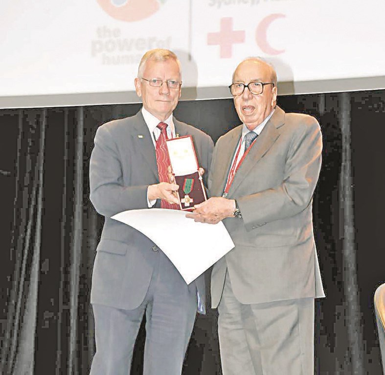 الاتحاد الدولي للصليب والهلال الأحمر يمنح البرجس ميدالية هنري دونانت للأعمال الخيرية