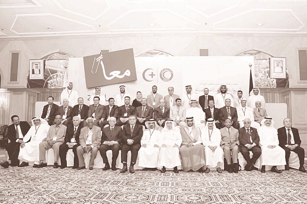 البرجس متوسطاً المشاركين في اتفاقية الشراكة بين الصليب والهلال الأحمر