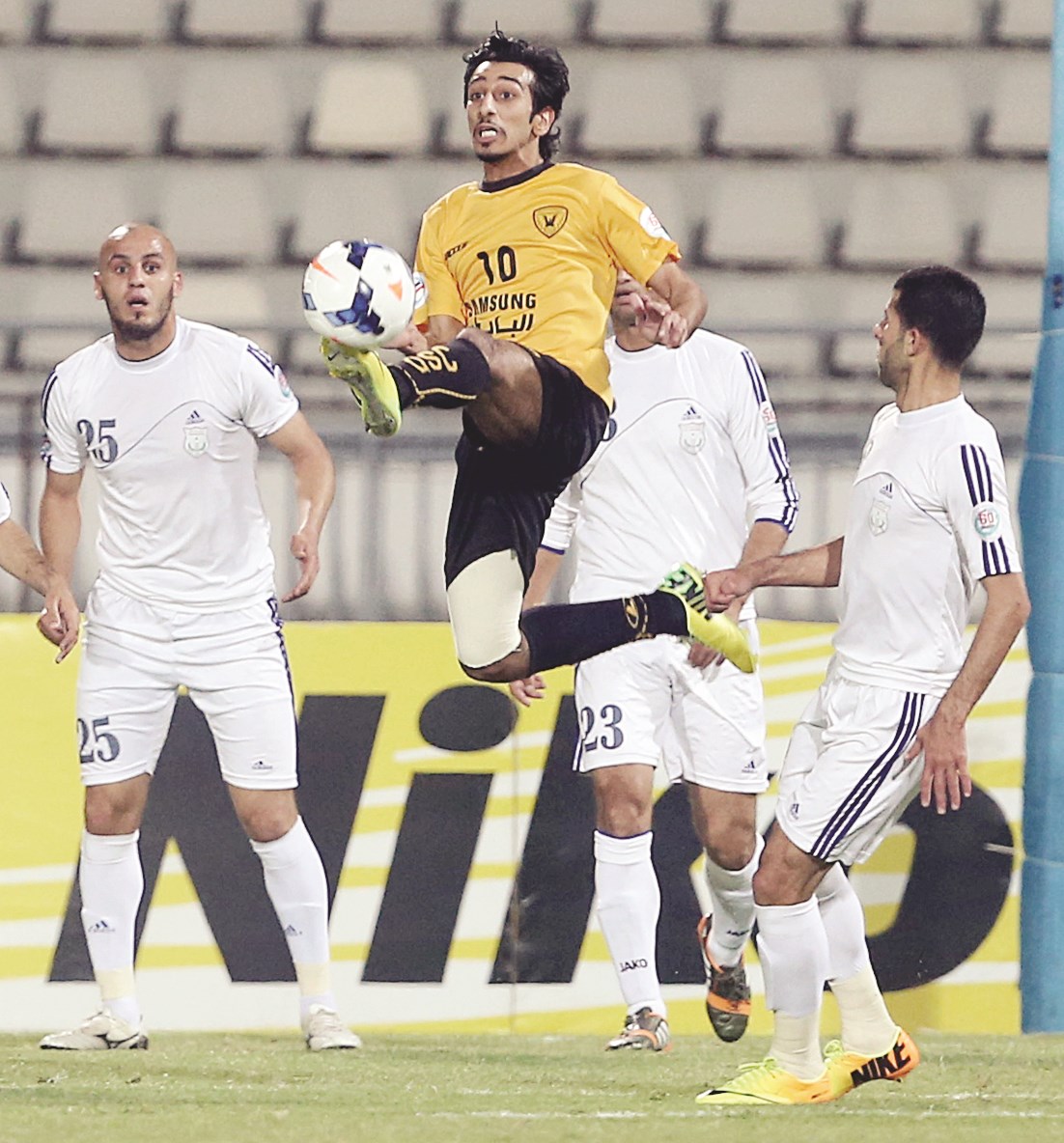 سيف الحشان يرتقي عالياً وسط تكتل لمدافعي ذات راس الأردني (أزرق دوت كوم)