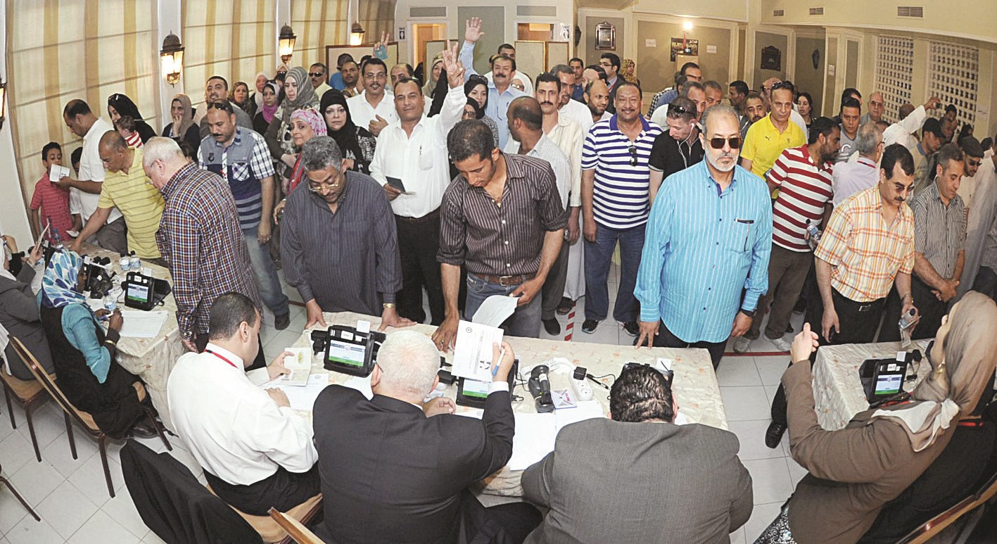 ازدحام داخل لجنة الانتخاب