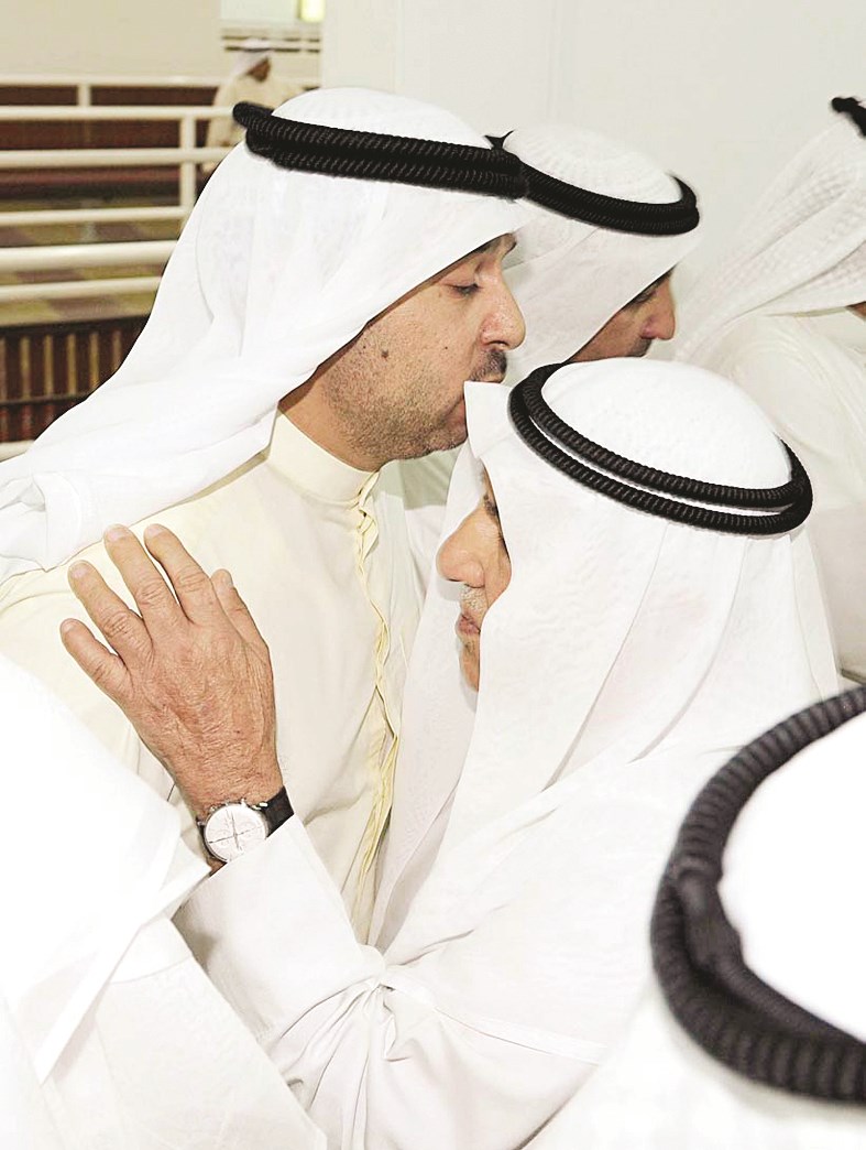 علي الغانم يقدم التعازي