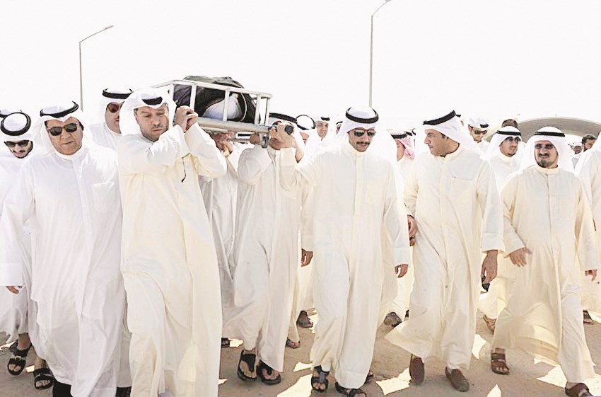 مرزوق الغانم مشاركا في حمل جثمان الفقيد برجس البرجس