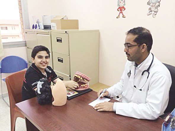 الراشد مع أحد الأطفال