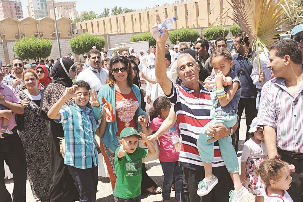 الاسر المصرية تصطحب الصغار في« العرس الديموقراطي»