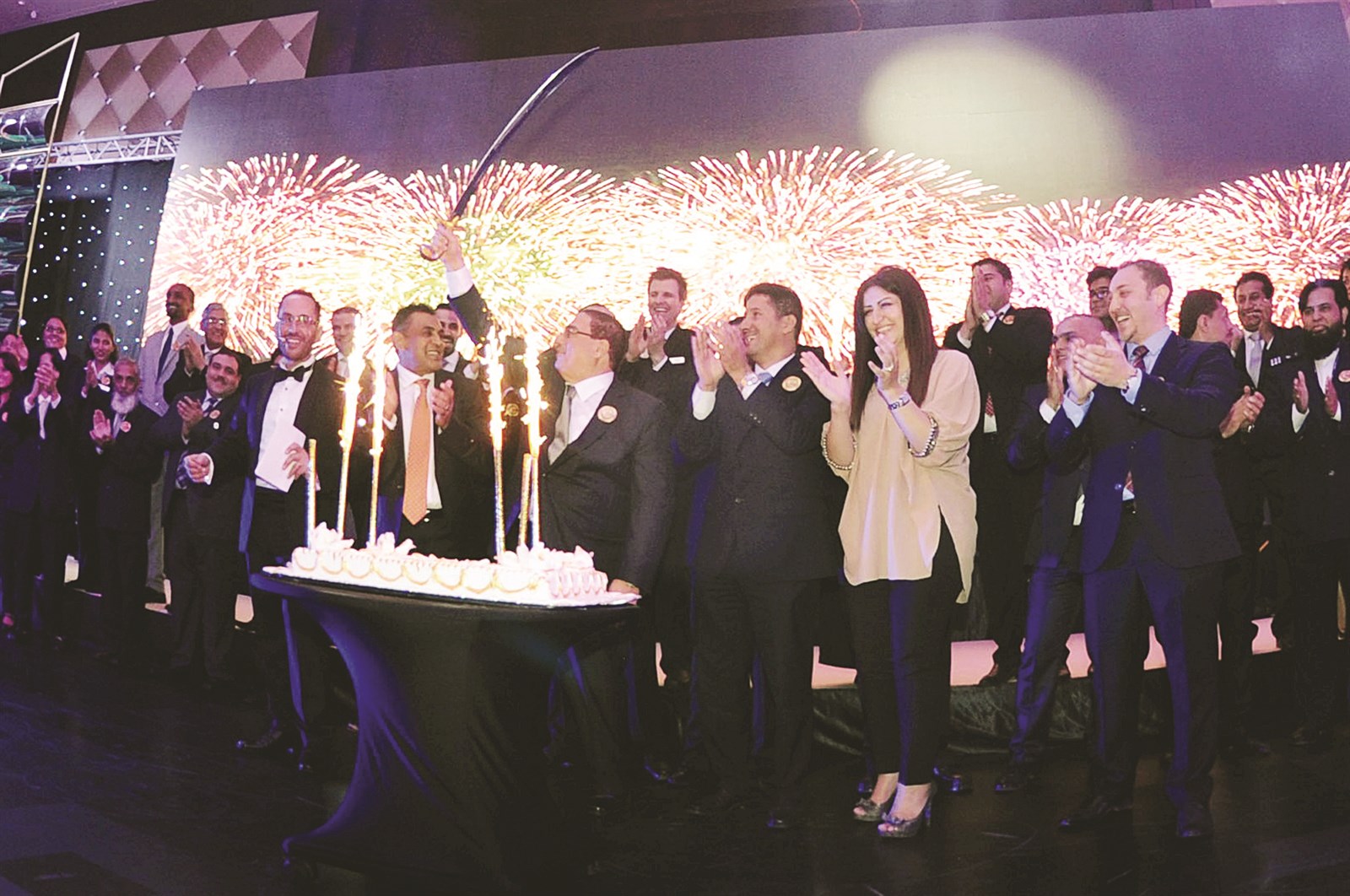 قطع كيكة الاحتفال مرفت قنديل من بنك الكويت الوطني تتسلم الدرع التذكارية