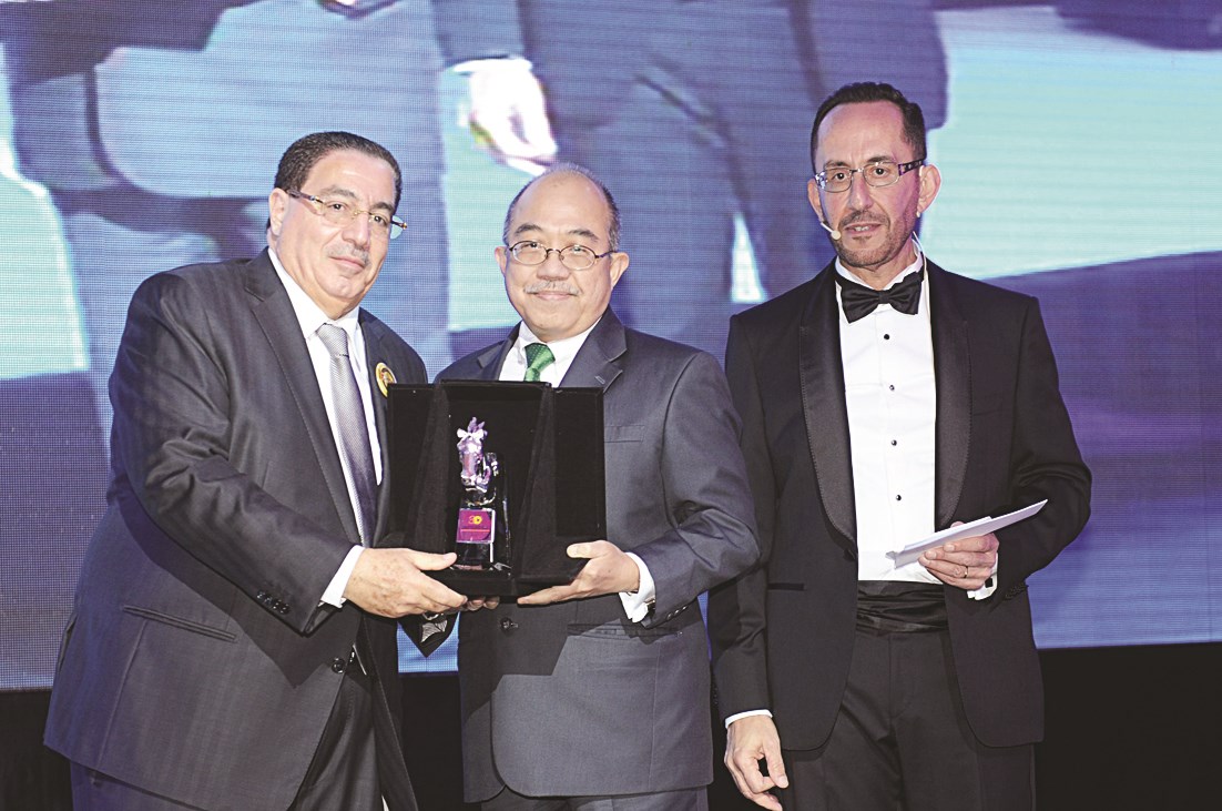 السفير الماليزي داتو عدنان حجي عثمان يتسلم الدرع التذكارية