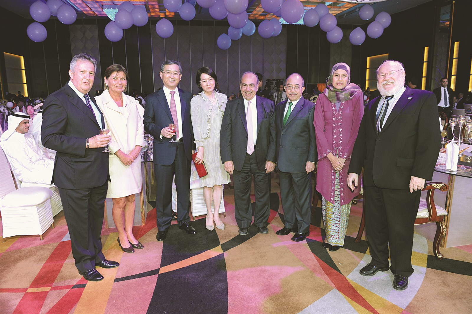 من اليمين: السفير الارجنتيني جورج بيجا- السفير الماليزي داتو عدنان حجي عثمان وحرمه ومحمد ناجيا والسفير الكوري شن بو نام وحرمه والسفير المكسيكي لويس استهل وحرمه