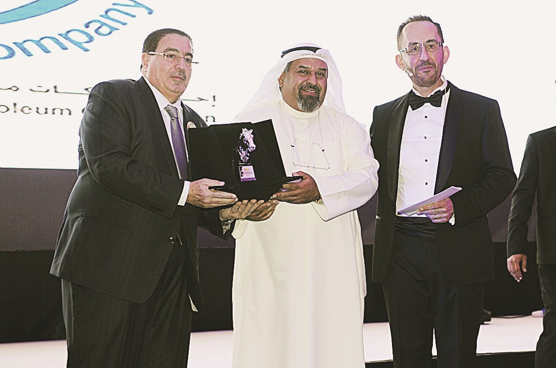 نوري الخترش من شركة نفط الكويت يتسلم الدرع التذكارية
