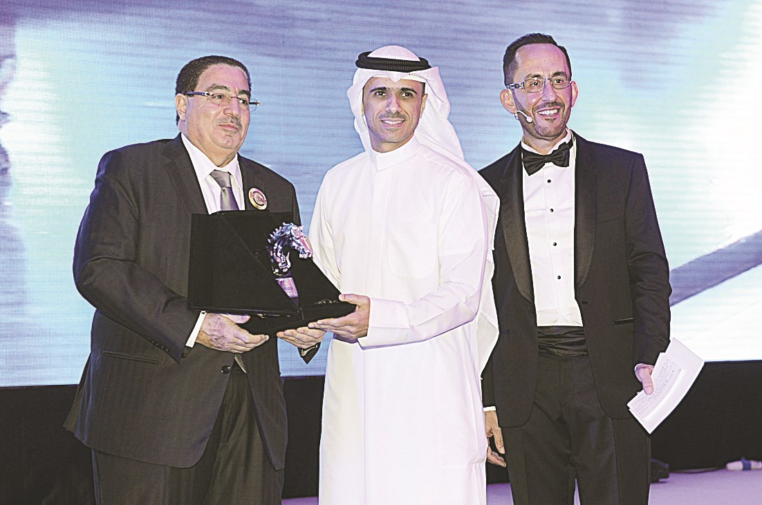 راكان الفضالة من شركة البترول الوطنية الكويتية يتسلم الدرع التذكارية