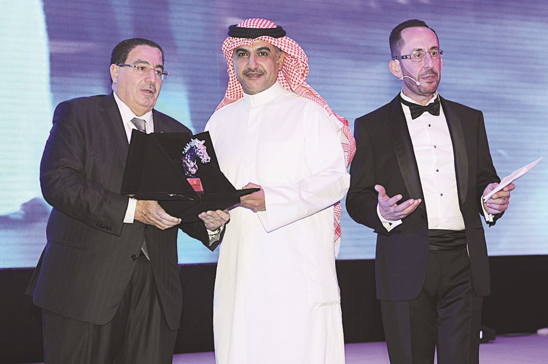 احمد ظاهر من الشركة الكويتية لنفط الخليج يتسلم الدرع التذكارية