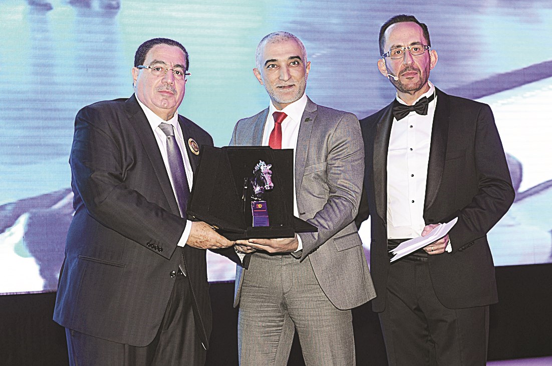 هاني رسلان من بيت التمويل الكويتي يتسلم الدرع التذكارية