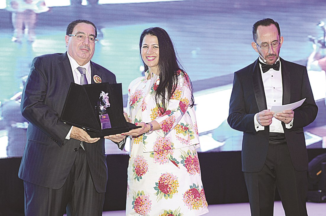 مرفت قنديل من بنك الكويت الوطني تتسلم الدرع التذكارية