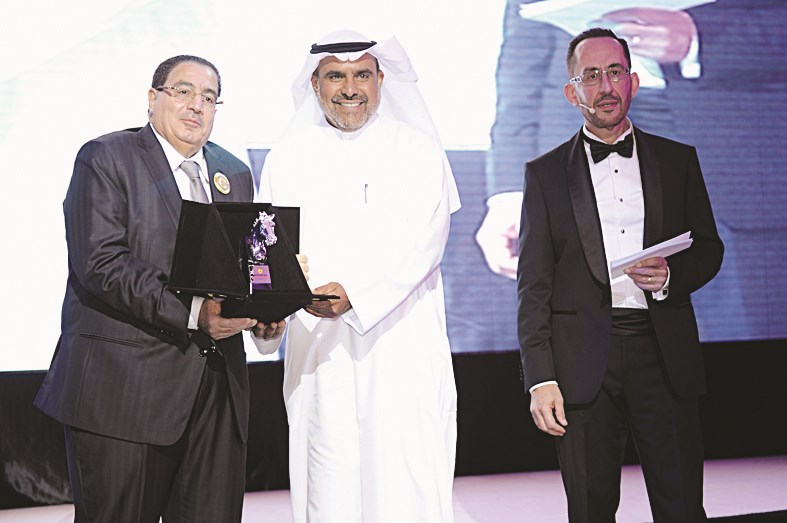 ناجيا يسلم أحد المكرمين درعاً