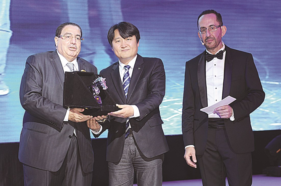 ... وأحد المكرمين يتسلم درعاً