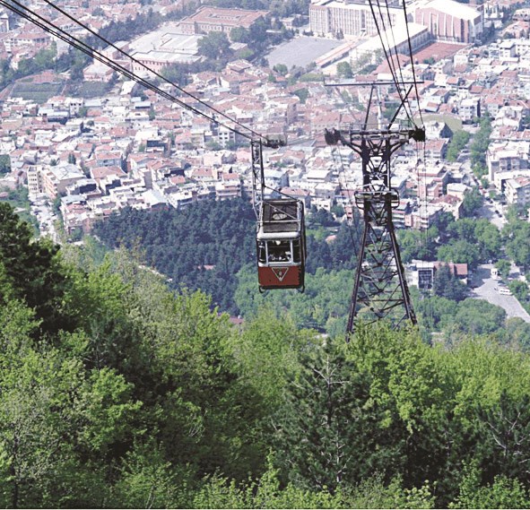 تلفريك يربط بين الجبال