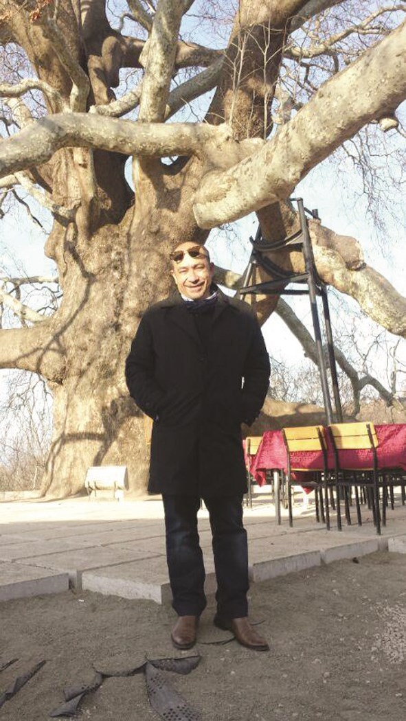 خالد عبدالرحيم أمام الشجرة العريقة