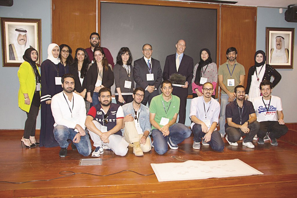 طلبة «العمارة» في لقطة بحفل تكريم للسفير الإيطالي في الكويت