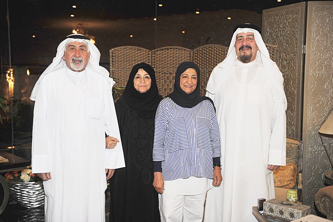 ابناه مازن وجهاد مع وزوجتيهما