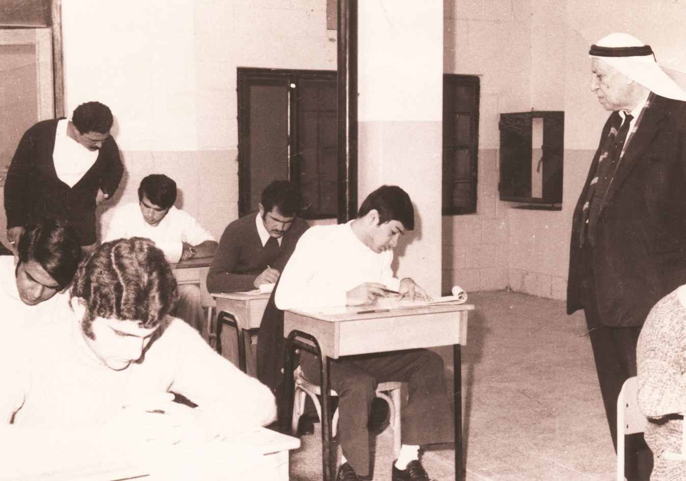 يتابع امتحانات أحد الفصول