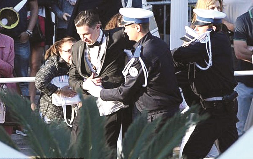 الأمنيون يقتادونه خارج المكان