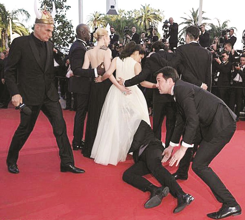 سودوك يدخل رأسه داخل فستان أميركا