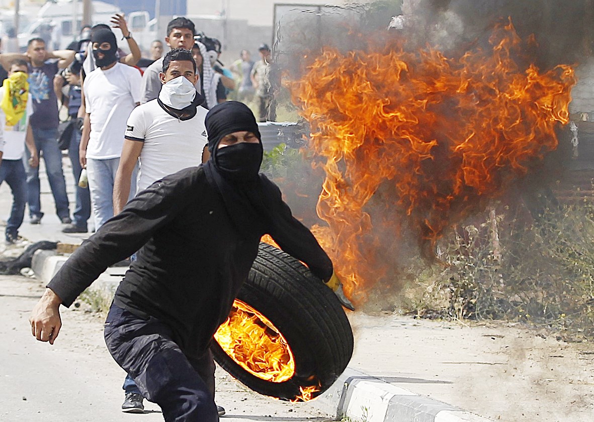 u0641u0644u0633u0637u064au0646u064a u064au062du0645u0644 u0627u0637u0627u0631u0627 u0645u0634u062au0639u0644u0627 u0644u0631u0645u064au0647 u0641u064a u0627u062au062cu0627u0647 u0642u0648u0629 u0627u0633u0631u0627u0626u064au0644u064au0629 u062eu0644u0627u0644 u0645u0648u0627u062cu0647u0627u062a u0641u064a u0627u0644u0636u0641u0629 (u0631u0648u064au062au0631u0632)