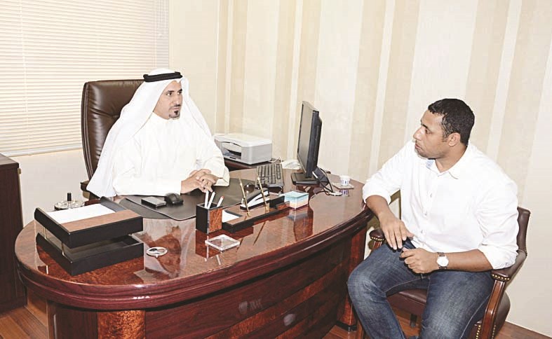 بن دبلان متحدثا للزميل علي العلاس