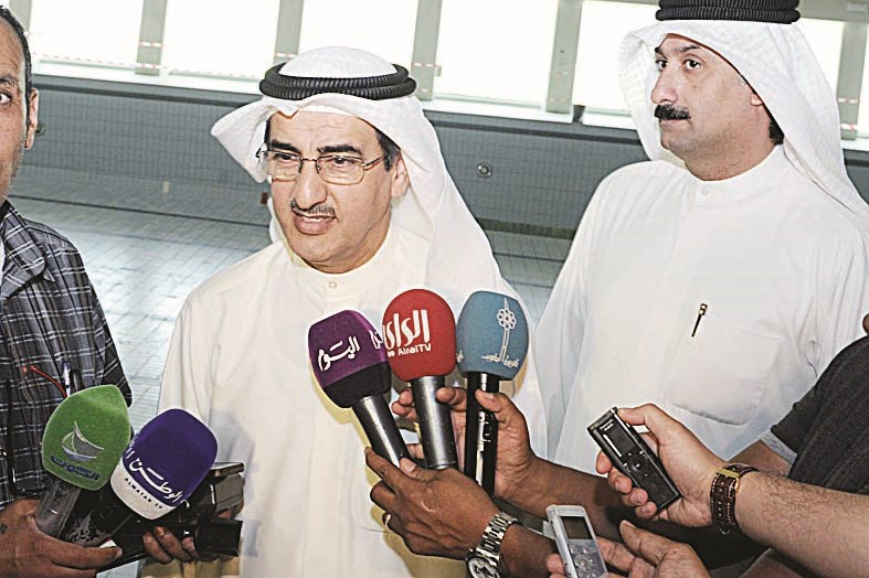 ... ومتحدثا للصحافيين