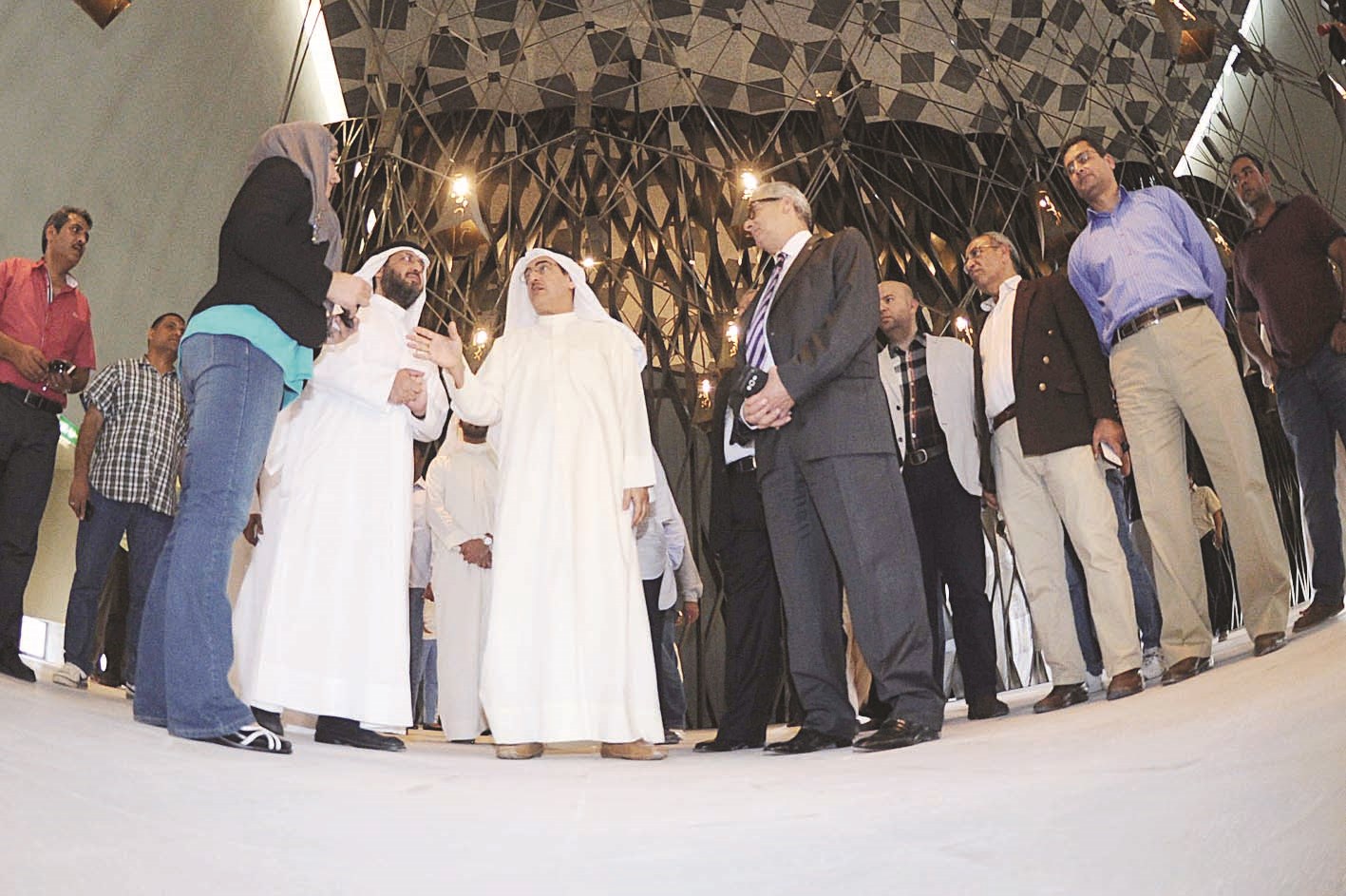 الوزير داخل أحد مباني الكلية