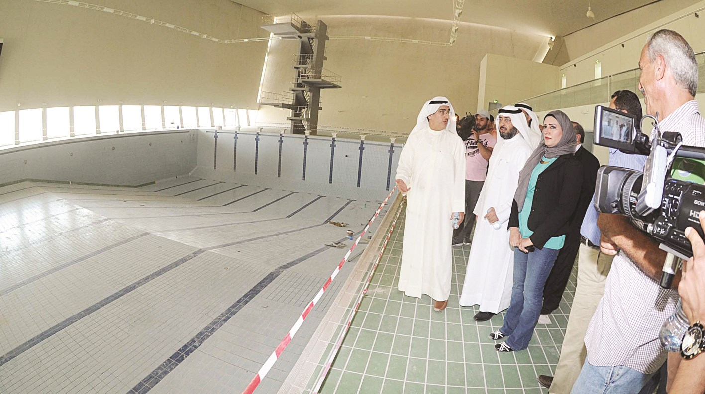 ... ويستمع لشرح عن مراحل تنفيذ المشروع (تصوير زكريا عطية)