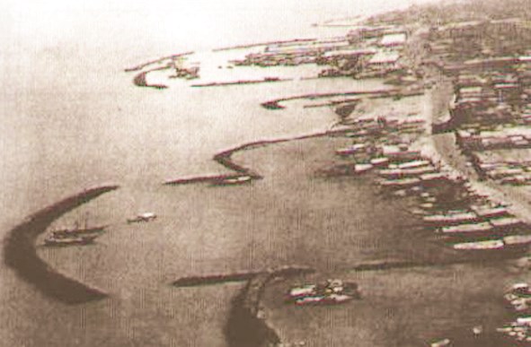 منظر من الجو لبعض النقع في منطقة القبلة وتظهر البيوت والعمارات مقابلها