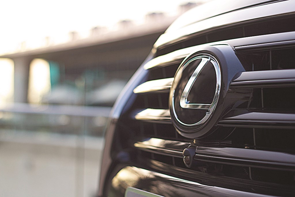 «لكزس»... علامة رائدة