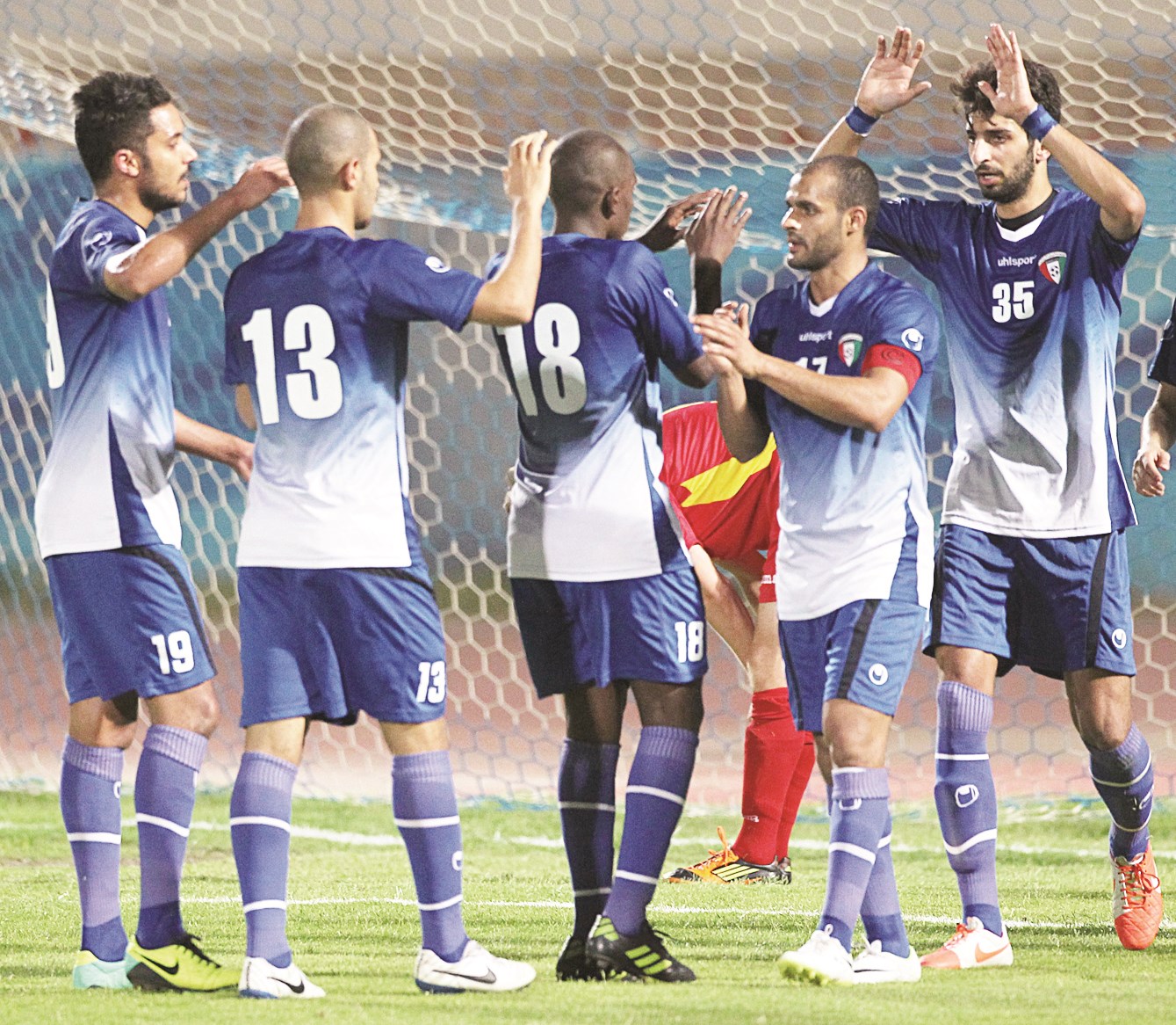 u0644u0627u0639u0628u0648 u00abu0627u0644u0623u0632u0631u0642u00bb u064au062du062au0641u0644u0648u0646 u0628u0623u062du062f u0627u0644u0627u0647u062fu0627u0641