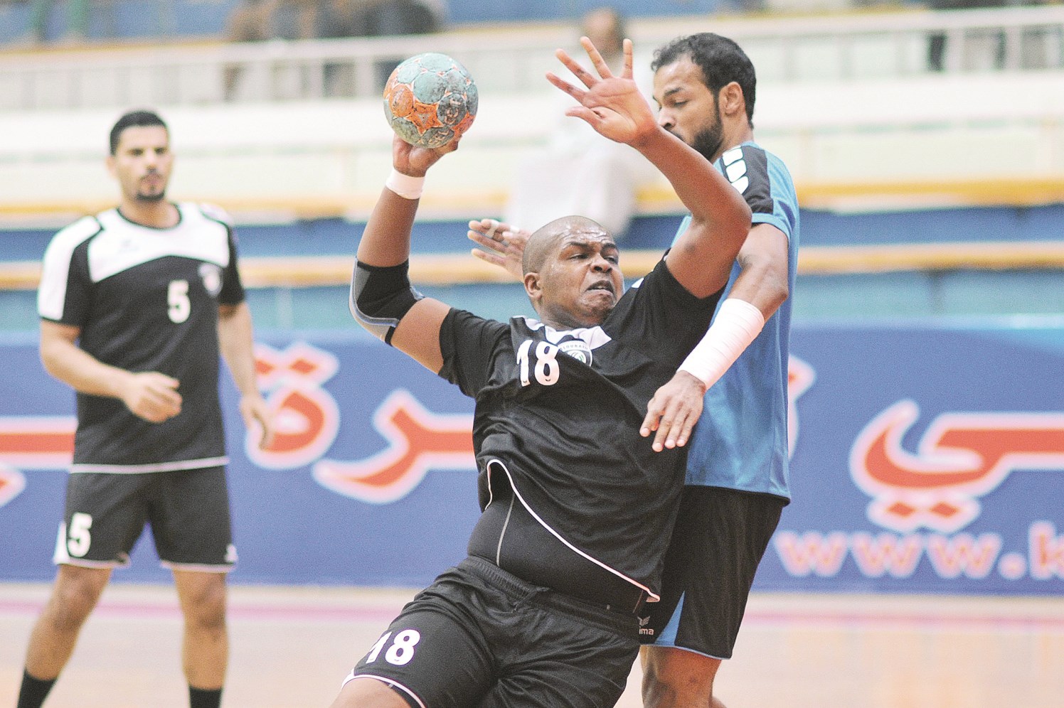 u062au0633u062fu064au062fu0629 u0642u0648u064au0629 u0645u0646 u0644u0627u0639u0628 u0627u0644u0641u0631u064au0642 (u062au0635u0648u064au0631 u062cu0627u0633u0645 u0628u0627u0631u0648u0646)