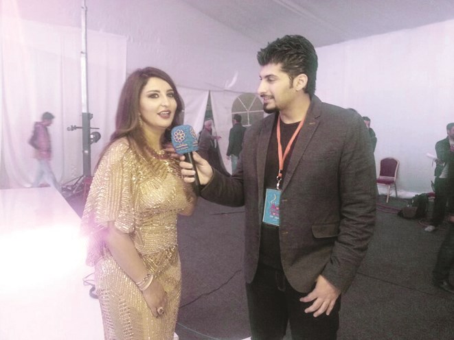 يحاور شذى حسون بعد انتهاء وصلتها الغنائية في «هلا فبراير»