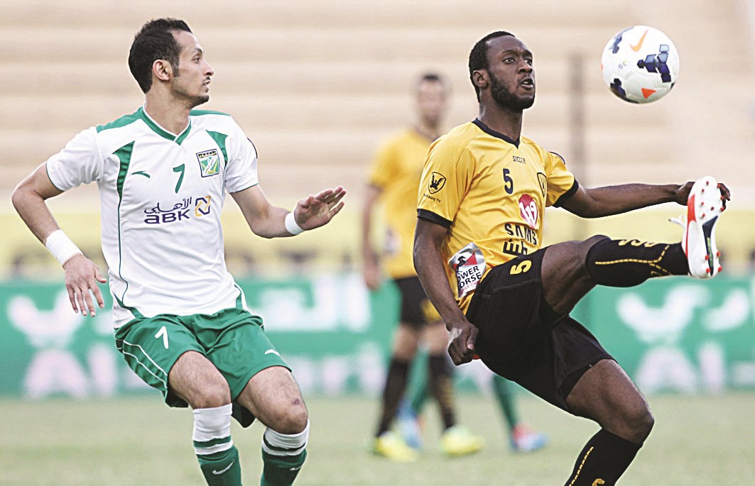 فهد الرشيدي يتابع كيتا وهو يسدد كرة خلفية (الأزرق دوت كوم)