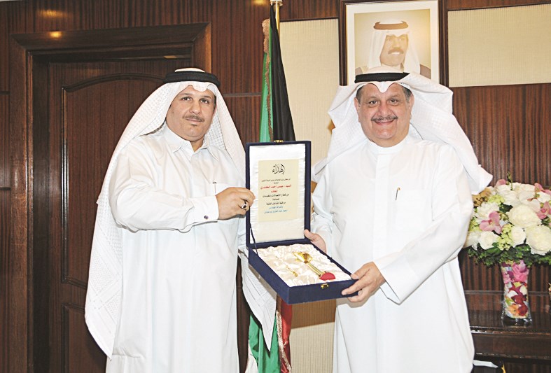 u0628u0648 u0639u0628u0627u0633 u064au0642u062fu0645 u0647u062fu064au0629 u0644u0644u0648u0632u064au0631