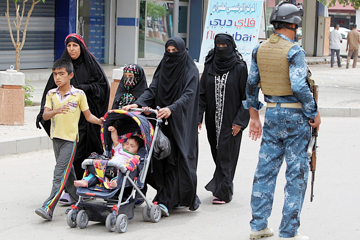 u0639u0631u0627u0642u064au0648u0646 u064au0645u0631u0648u0646 u0642u0631u0628 u0639u0646u0635u0631 u0623u0645u0646u064a u0641u064a u0637u0631u064au0642u0647u0645 u0625u0644u0649 u0645u0631u0642u062f u0627u0644u0625u0645u0627u0645 u0627u0644u0643u0627u0638u0645 u0641u064a u0628u063au062fu0627u062f u0623u0645u0633 (u0627 u0641 u0628)