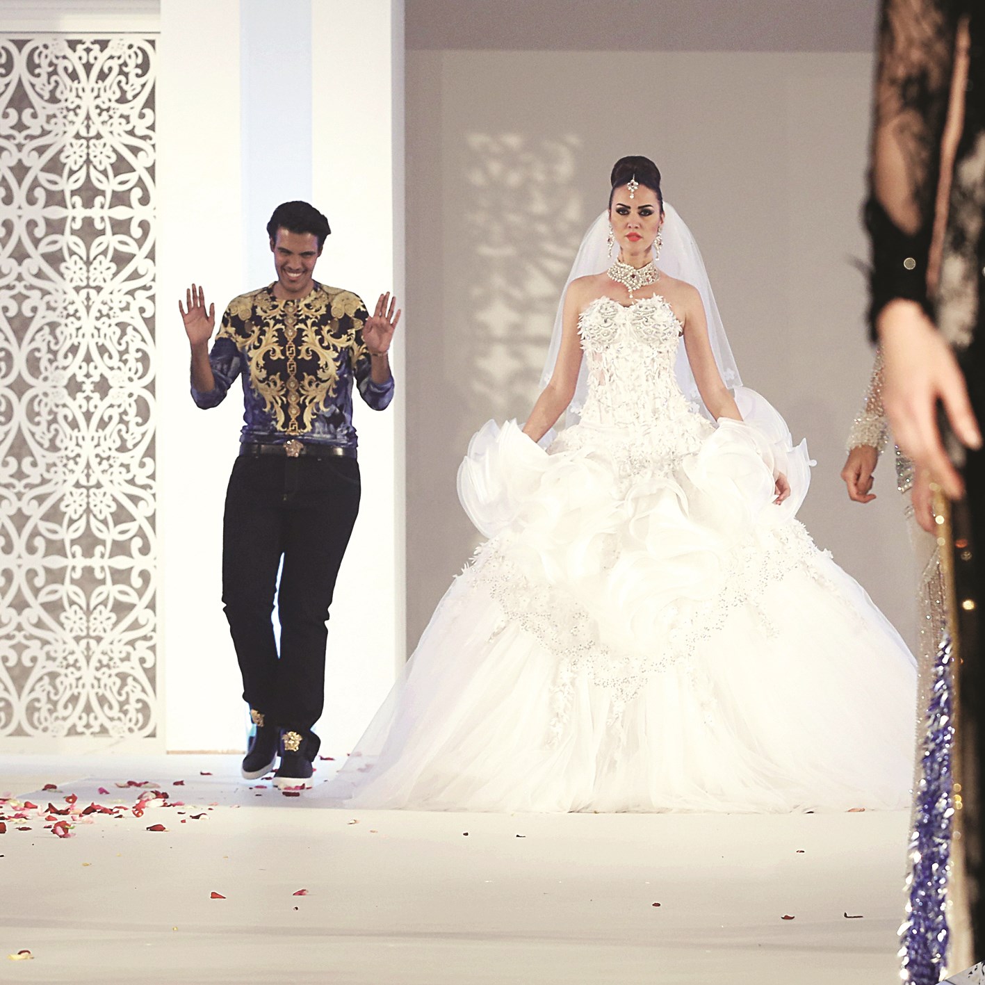 محمد حمادة... وفستان زفاف من تصميمه