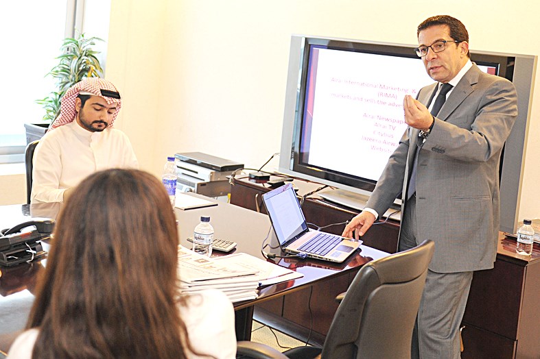 طلبة الجامعة يستمعون إلى المحاضرة  (تصوير جاسم البارون)