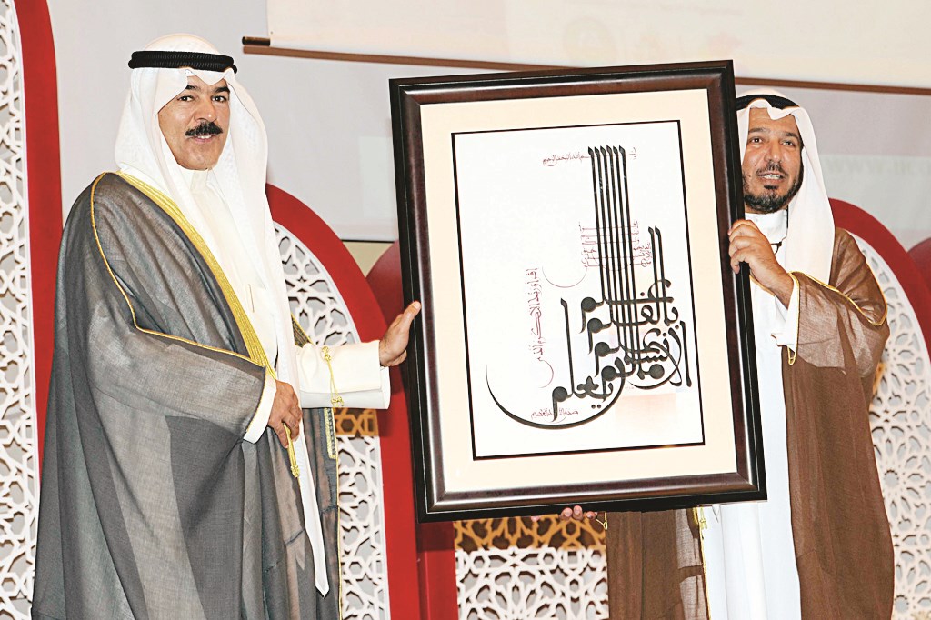 المعتوق يقدم هدية للوزير الخالد