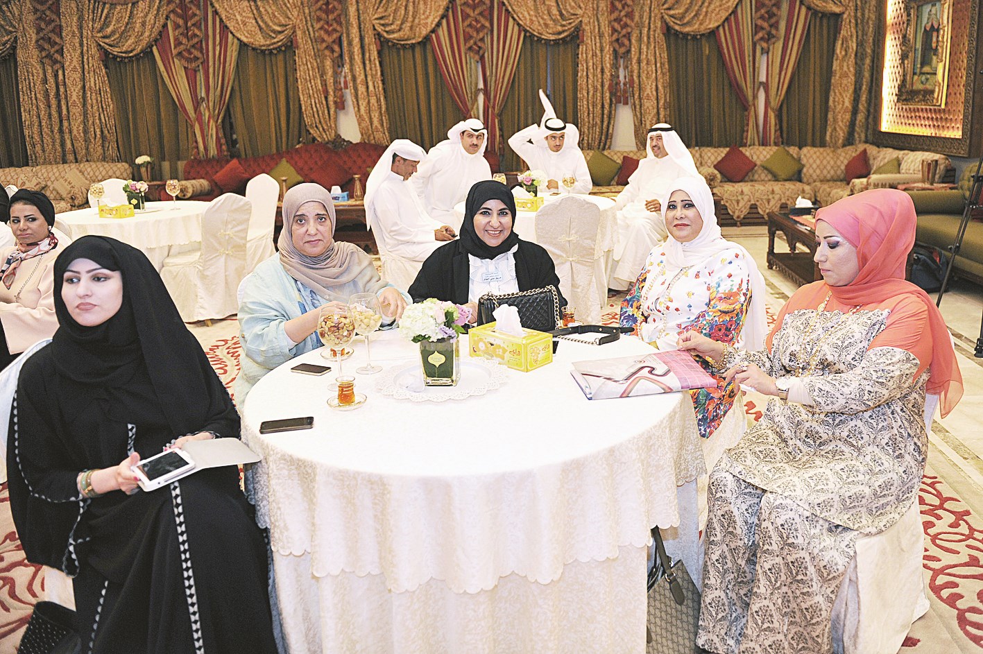 اعضاء اللجنة الاجتماعية  (تصوير جاسم بارون)