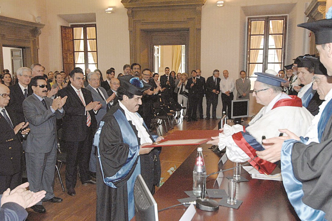 المحمد يتسلم الشهادة