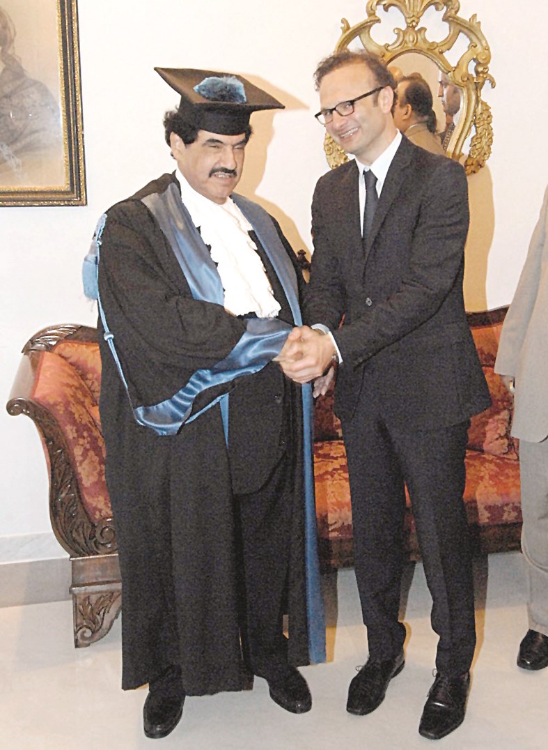 تهنئة للشيخ ناصر من إدارة الجامعة